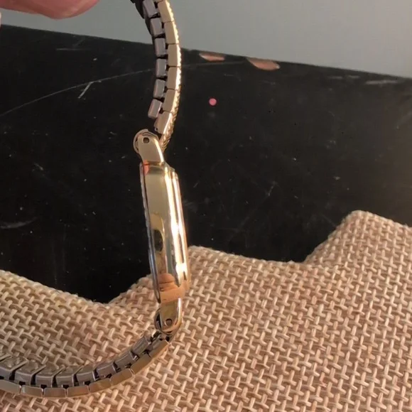 Seiko Gold Rectangular Quartz Watch Vintage Looks Almost New Works Great 8" - Picture 10 of 11